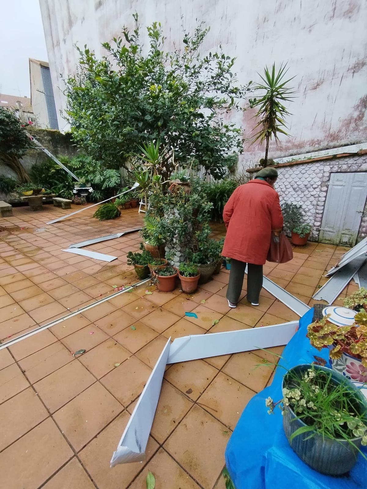 Chapas caídas en la terraza de una vivienda de Cambados.