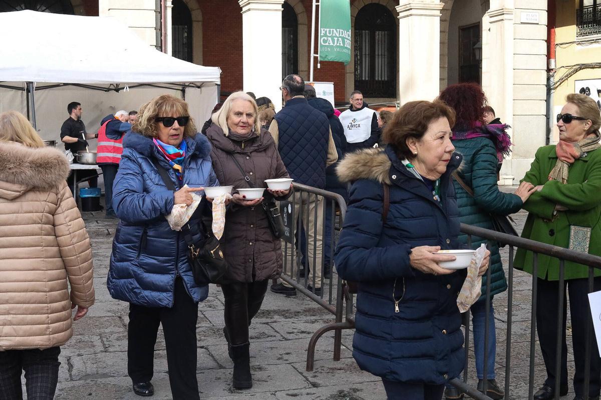 GALERÍA | Sanantonada de Azayca en la Plaza Mayor: agotados todos los platos