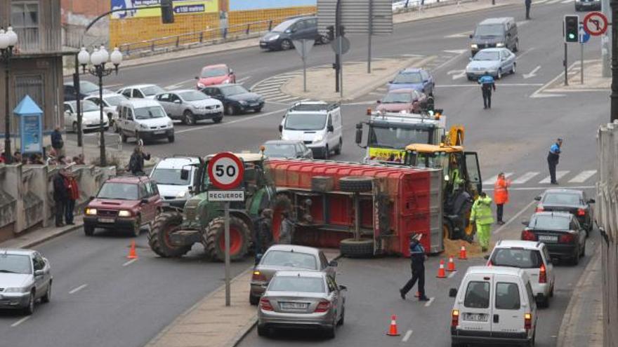 Un tractor con un remolque de arena vuelca en Cardenal Cisneros