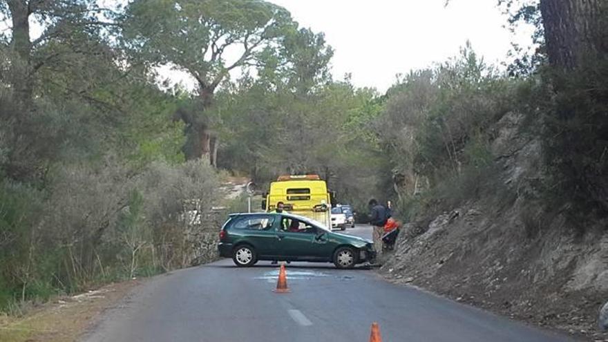 Técnicos de Carreteras, junto al vehículo que volcó en Galilea.