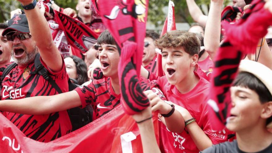 Aficionados del Mallorca en la ‘Fan Zone’ de Sevilla.