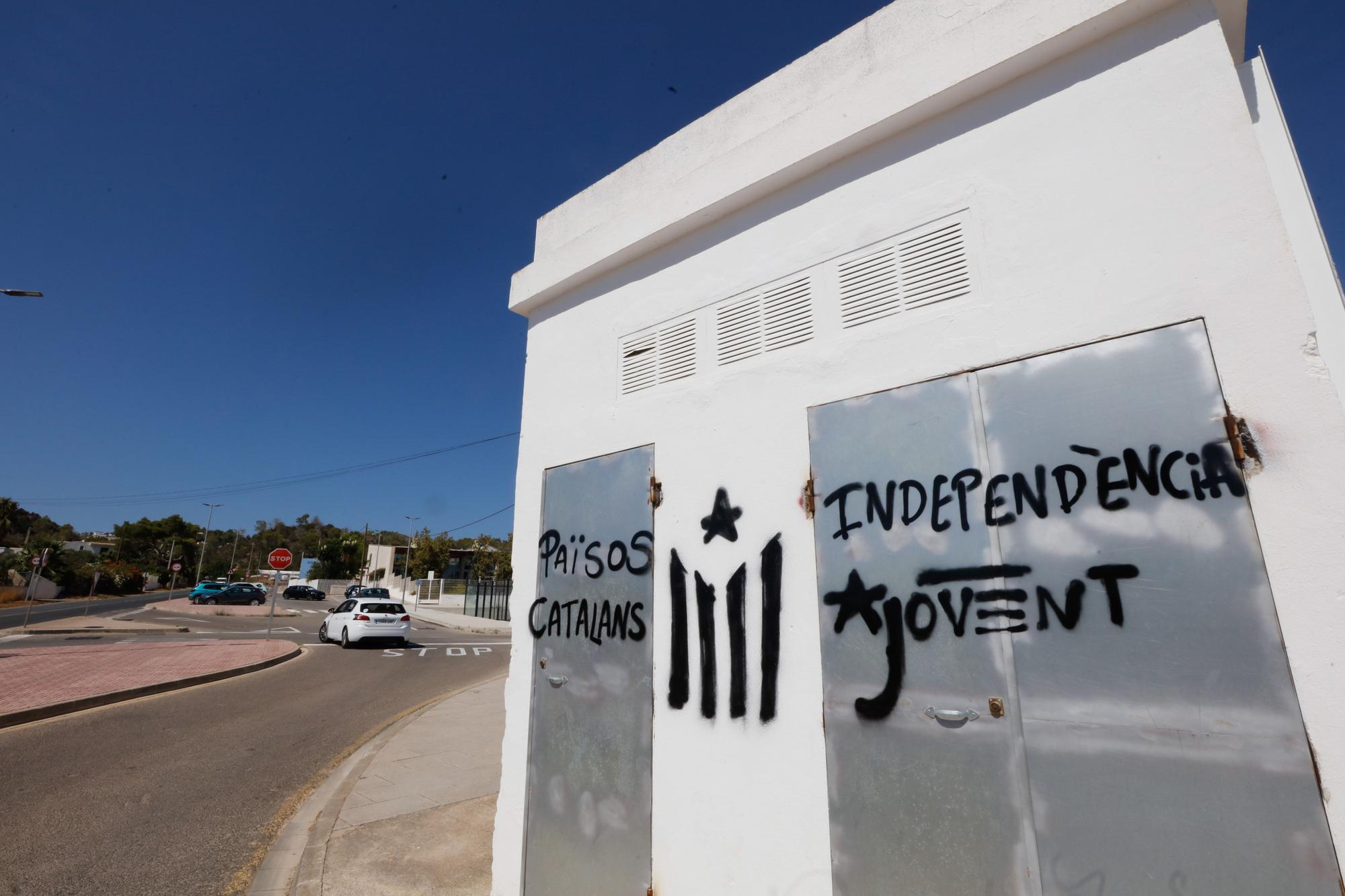 Política en Ibiza: Sant Antoni amanece con pintadas y carteles independentistas