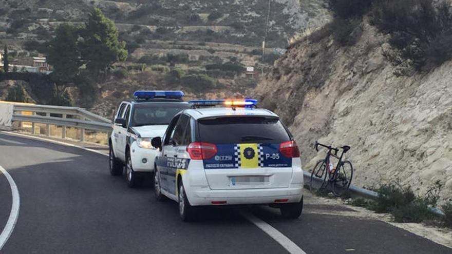 La Policía en el lugar donde ha fallecido el ciclista