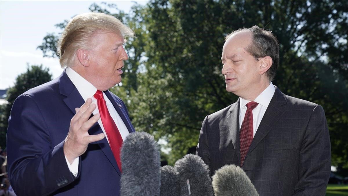 Donald Trump y Alexander Acosta.