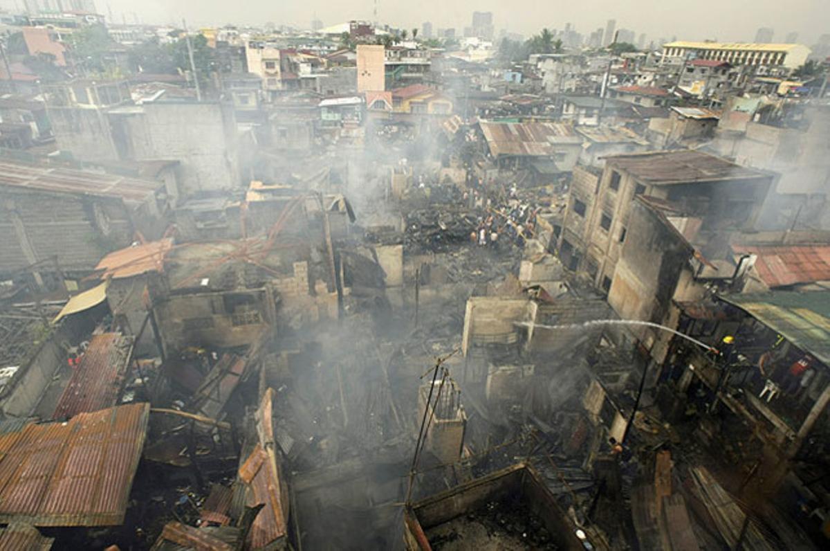 Estat en què va quedar un barri de Manila (Filipines) després d’un incendi causat per un curtcircuit elèctric, en què almenys dues persones van morir.