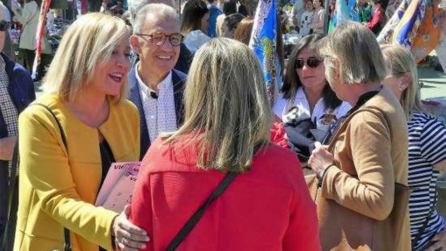 Muñoz y Santamaría, ayer, en el mercadillo de Bouzas. // FdV