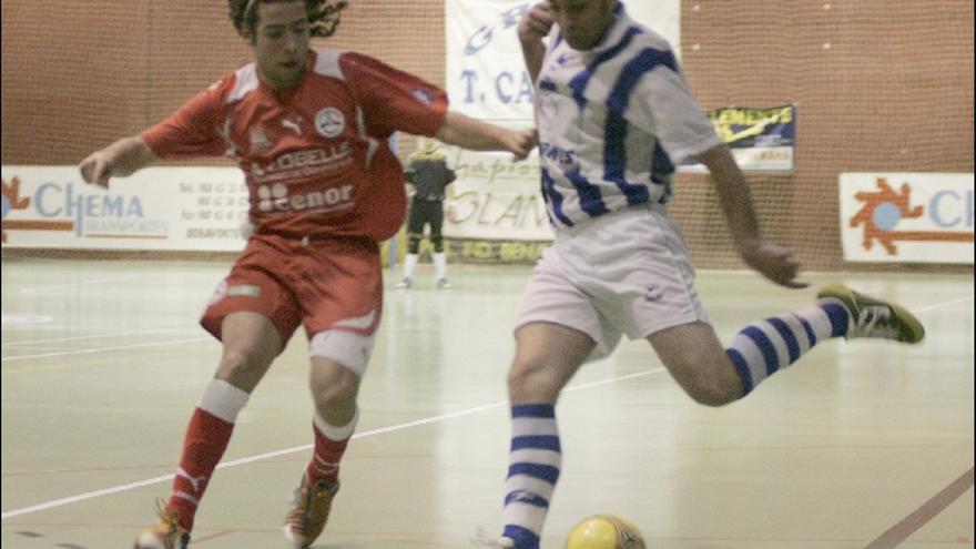 Un jugador del Mañanes busca la portería rival