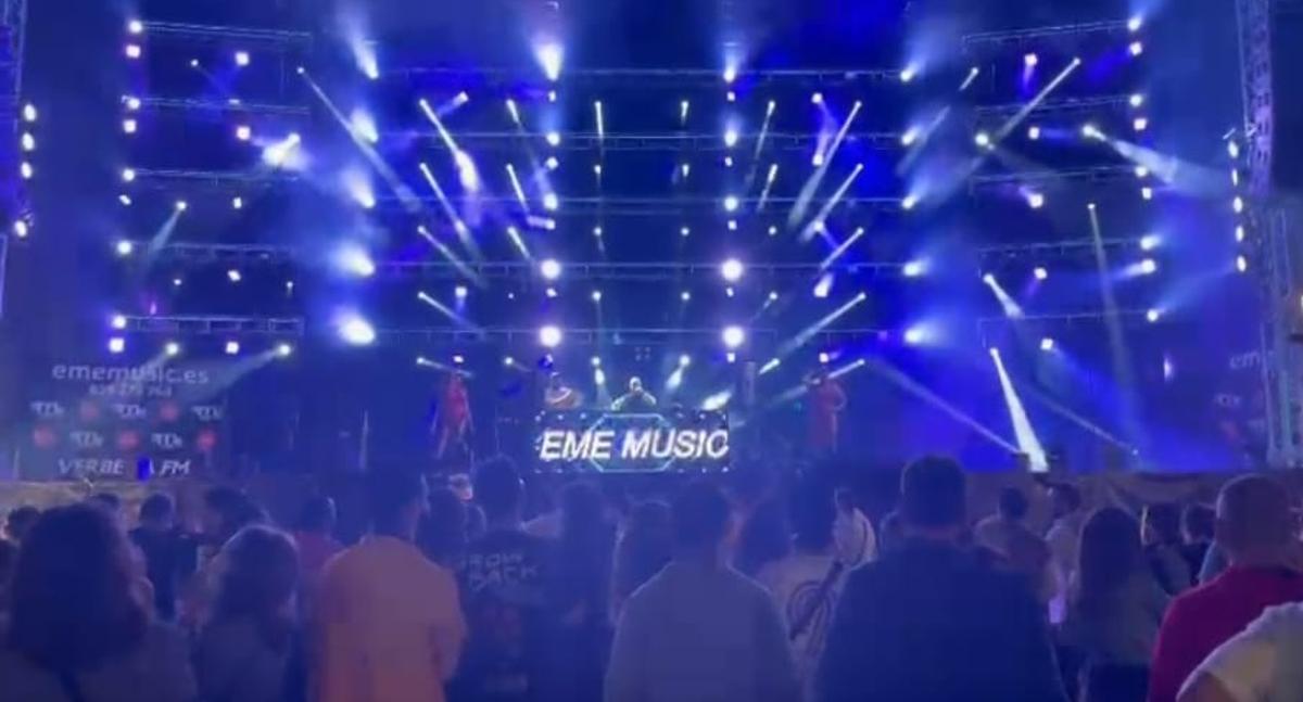 Una actuación de Eme Music, la disco móvil más grande de España.