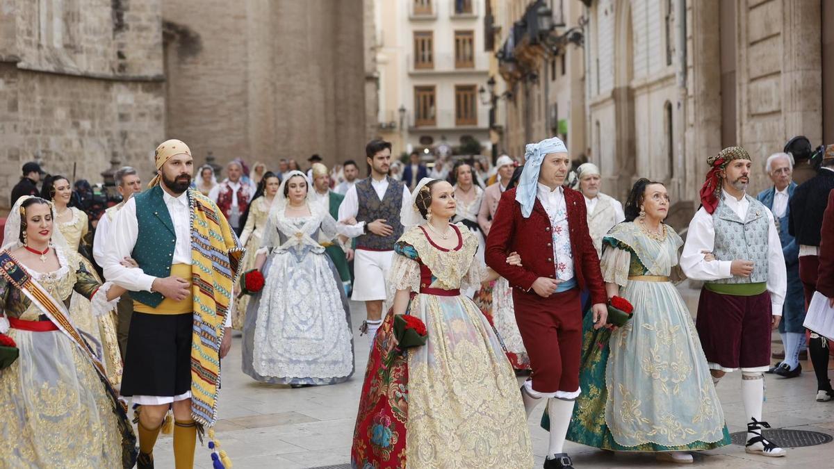 Una comisión entra por el trazado de la calle San Vicente en la primera jornada de Ofrenda