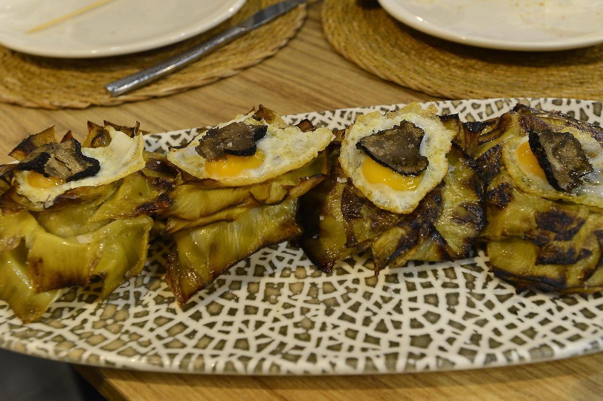 Alcachofa confitada con huevo de codorniz y trufa negra.