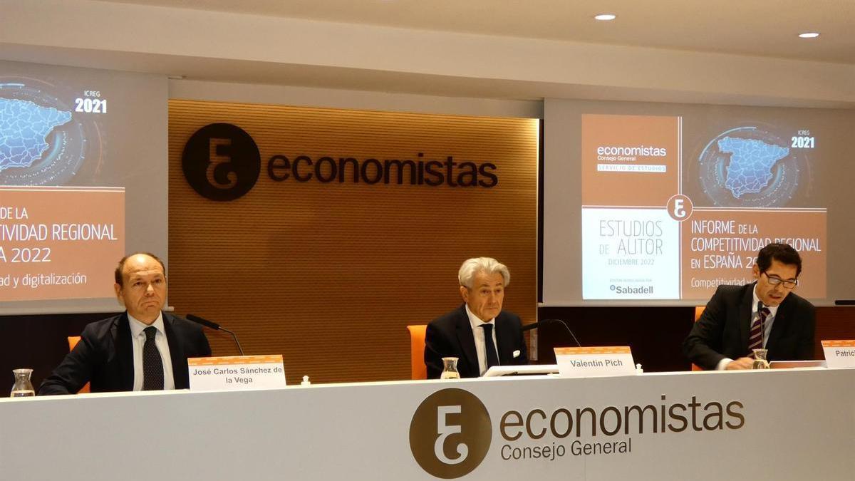 De izquierda a derecha: José Carlos Sánchez de la Vega, director técnico del Informe de la competitividad regional en España; Valentín Pich, presidente del Consejo General de Economistas de España y Patricio Rosas Martínez, coordinador del Informe de la competitividad regional en España.