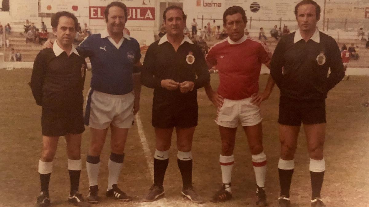 Armando Castro con Paco Gento y un trío arbitral.