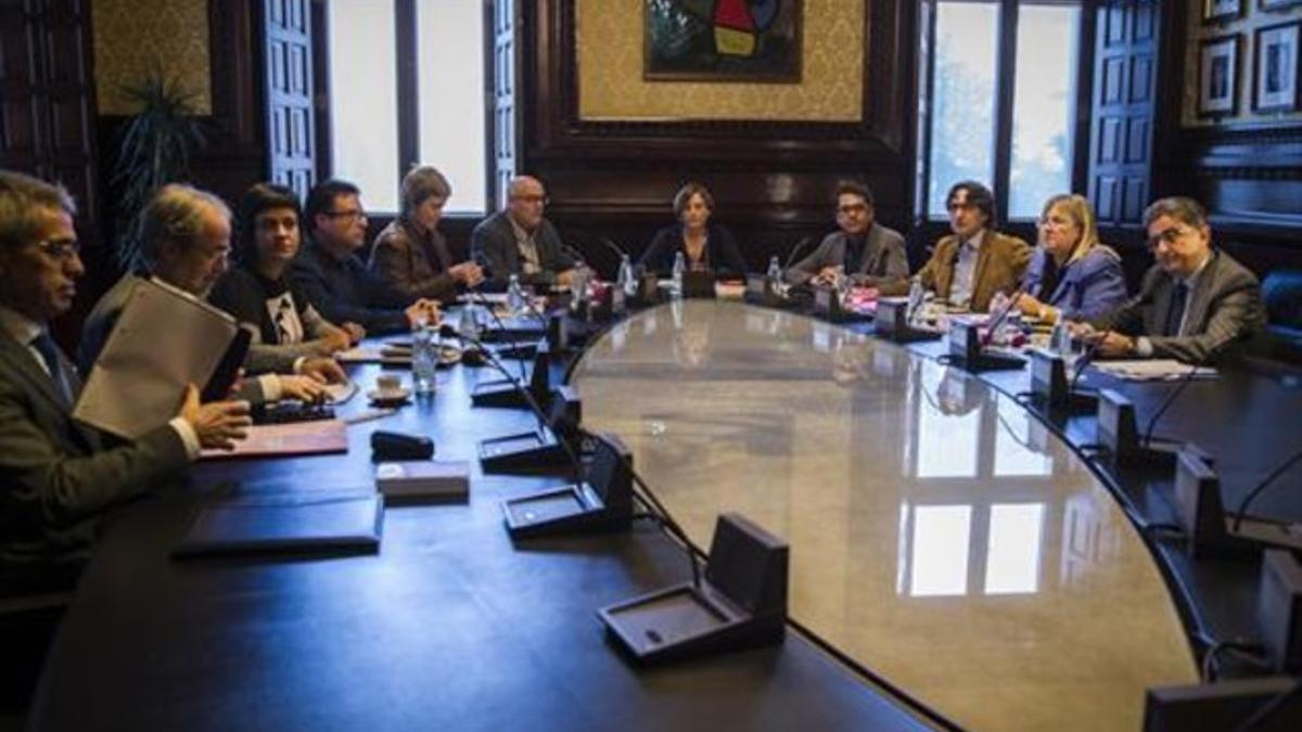 Los miembros de la Mesa del Parlament, en su reunión de ayer por la mañana.