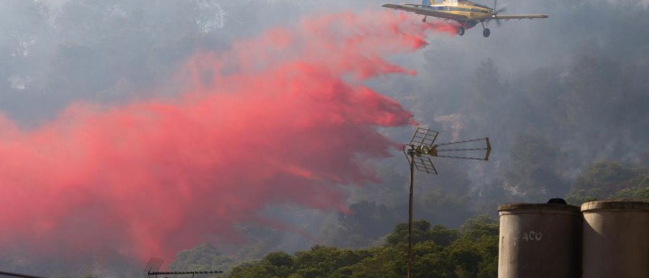 Foto de archivo de un hidroavión apagando un incendio.