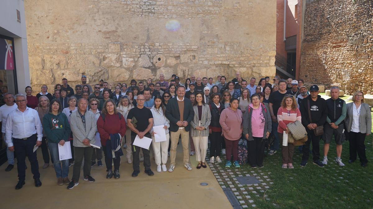 Trabajadores incorporados con el alcalde de Silla, Vicente Zaragozá.