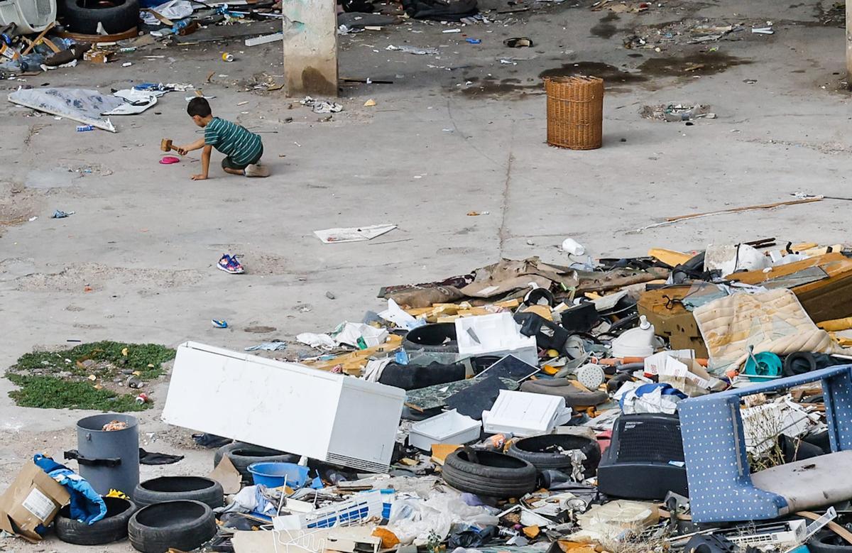 La (mala) vida sigue entre basuras en la calle Picayo de València: un corte de pelo en la inmundicia