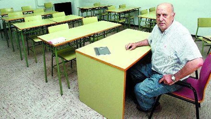 O escritor, que se xubila oficialmente en agosto, nunha simbólica aula baleira do instituto Santa Irene, onde impartiu clase durante 33 anos. / j. de arcos