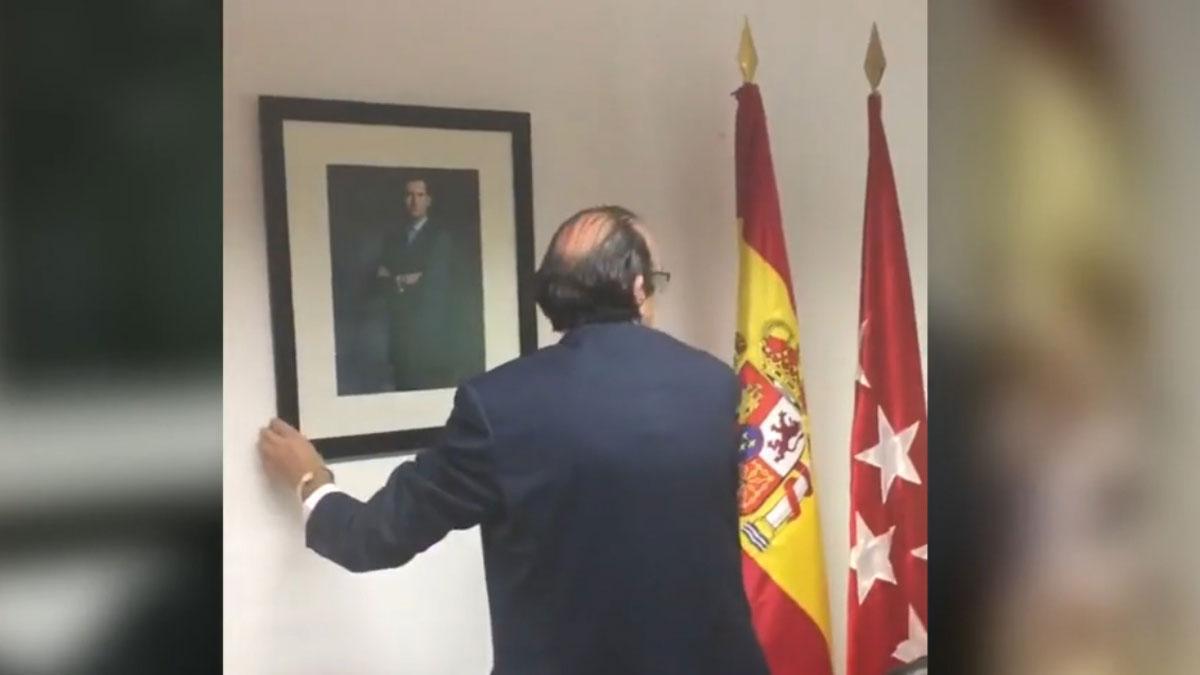 Primer ’acto’ de Vox en la Asamblea de Madrid: colgar un cuadro del Rey.