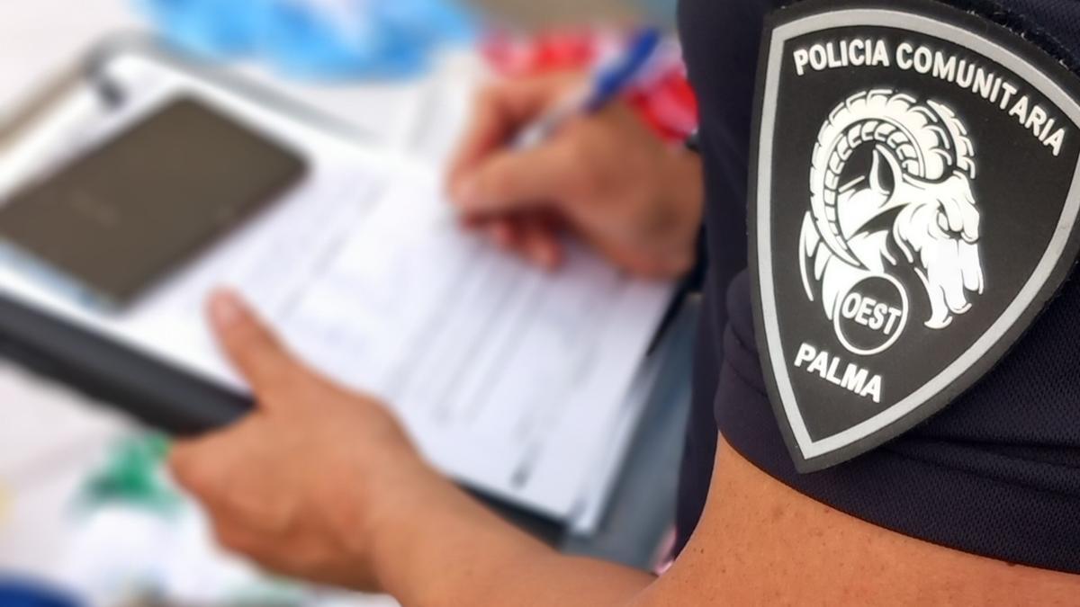 Un agente de la Policía Comunitaria de la Policía Local de Palma.