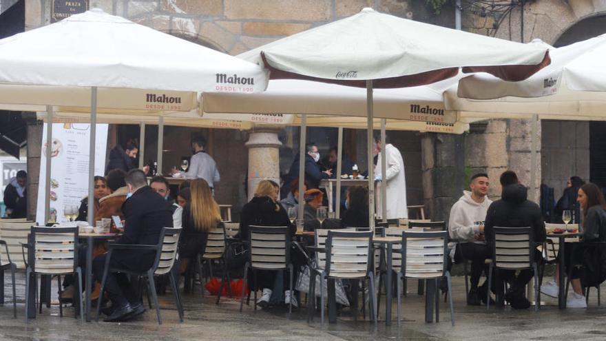 Varias personas en la terraza de un bar de Vigo