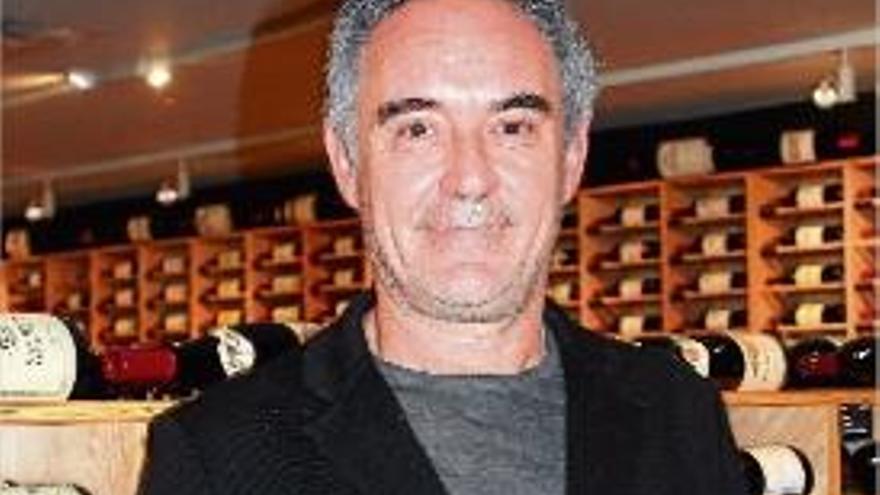 Ferran Adrià, amb les ampolles de vi que també es van subhastar.