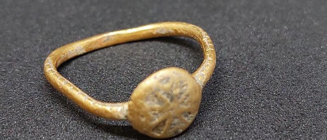 El anillo encontrado en las excavaciones de Santa Clara.   | // FDV