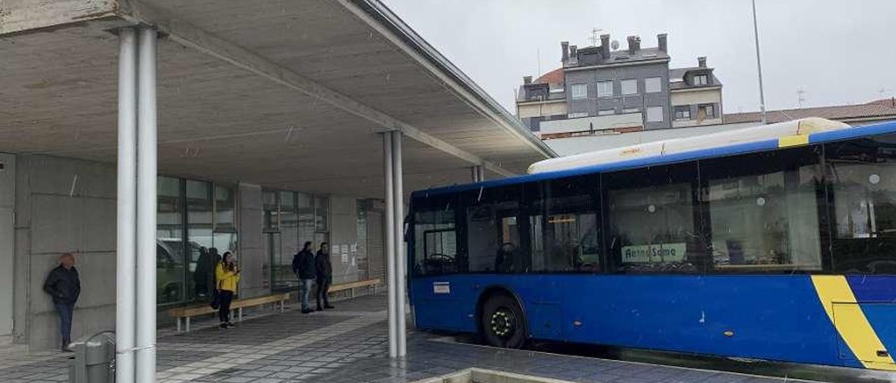 La estación de autobuses de Pola de Siero, en la mañana de ayer.