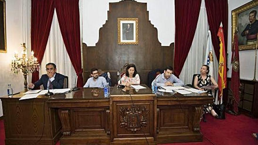 La Corporación municipal de Betanzos, durante un pleno.