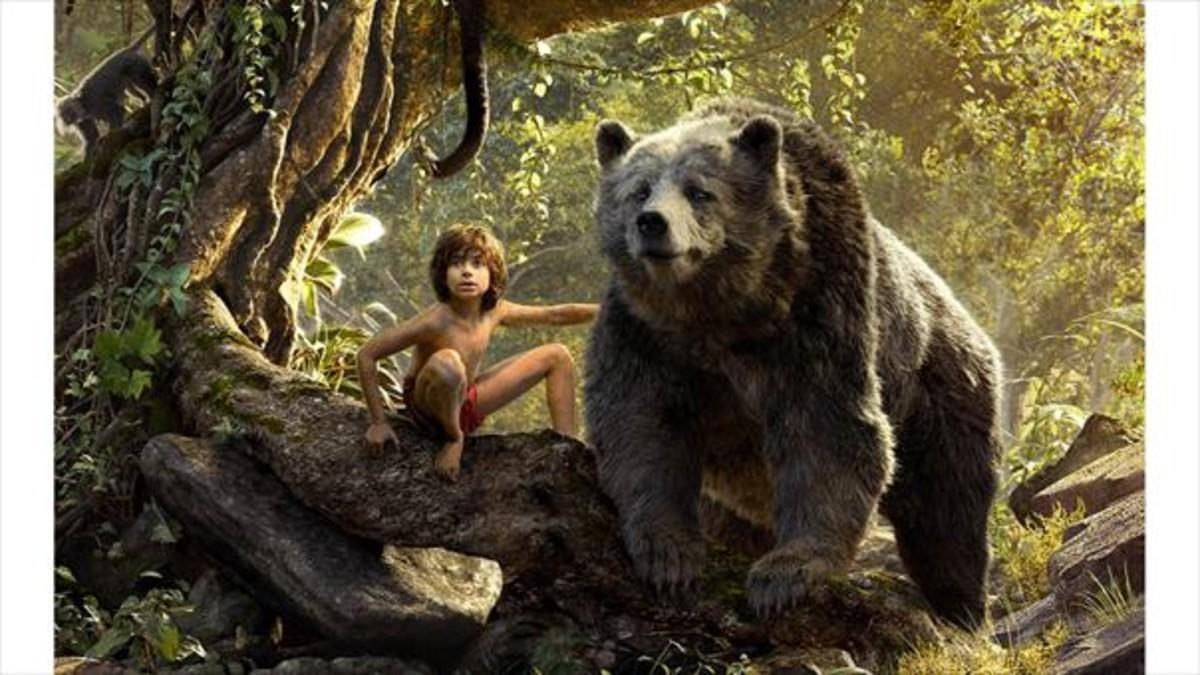 Mowgli y Baloo, en un fotograma de 'El libro de la selva', de Jon Favreau.