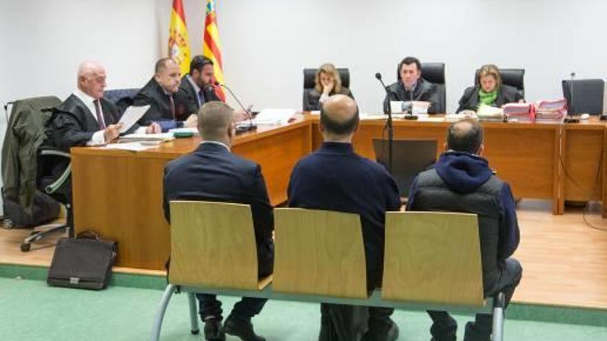 Los acusados ayer frente al tribunal de la Audiencia y sus abogados defensores a la izquierda.