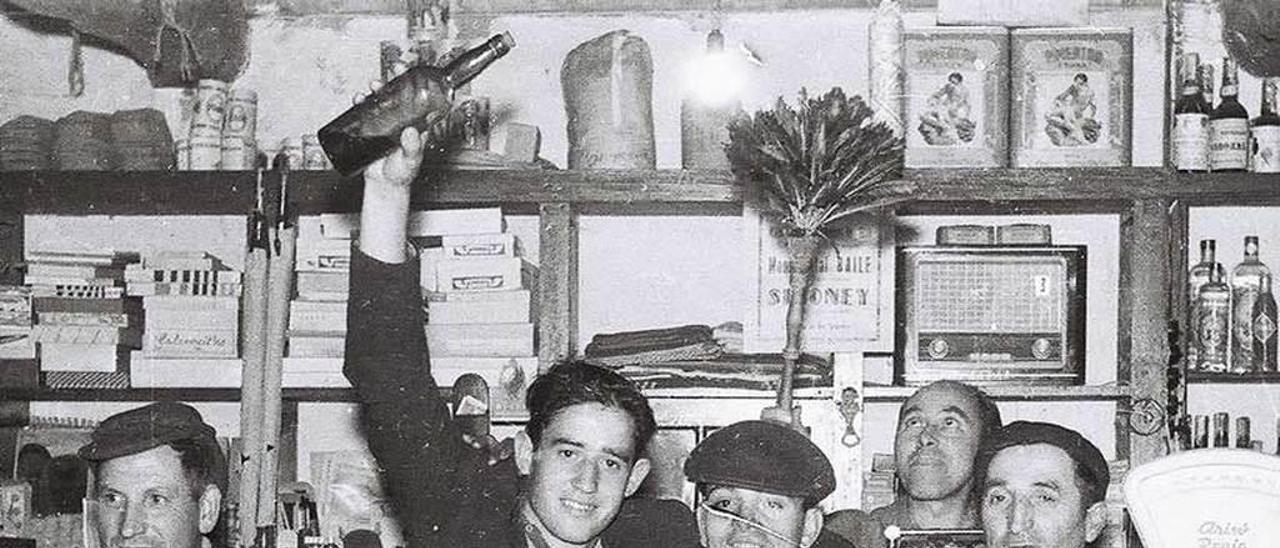 Clientes en un chigre del Escamplero en 1960.