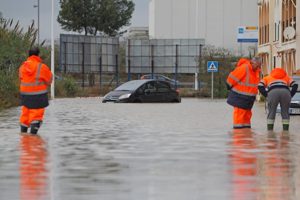 Inundaciones en Torrevieja. Avenidas y casas anegadas. Cien litros por metro cuadrado. Más de 30 intervenciones de Bomberos