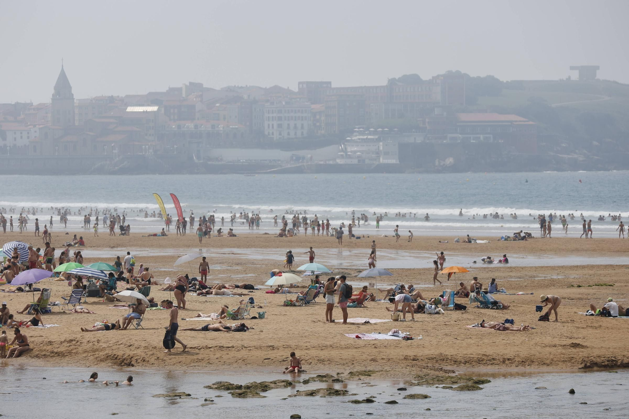 En imágenes: Gijón disfruta de otra jornada calurosa y con mucho bochorno