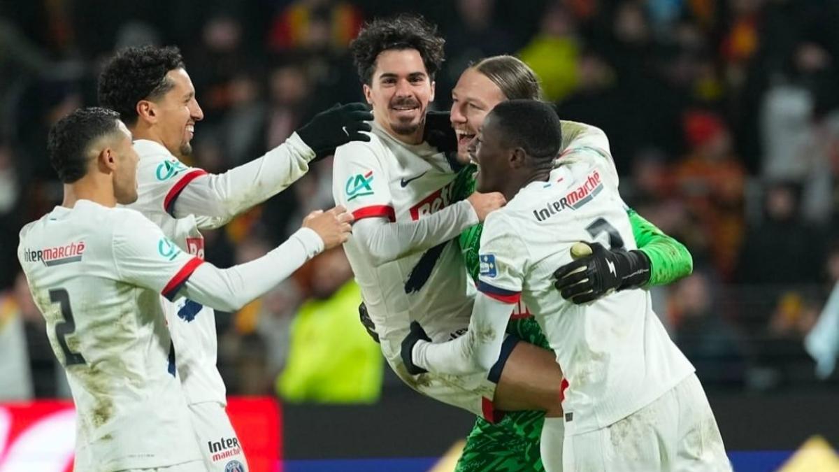 Safónov, muy celebrado por sus compañeros