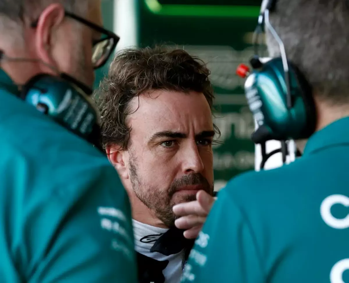 Fernando Alonso trabaja codo con codo con los ingenieros de Aston Martin