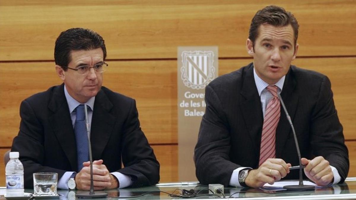 Jaume Matas e Iñaki Urdangarin, durante una conferencia de prensa en Palma en octubre del 2005.