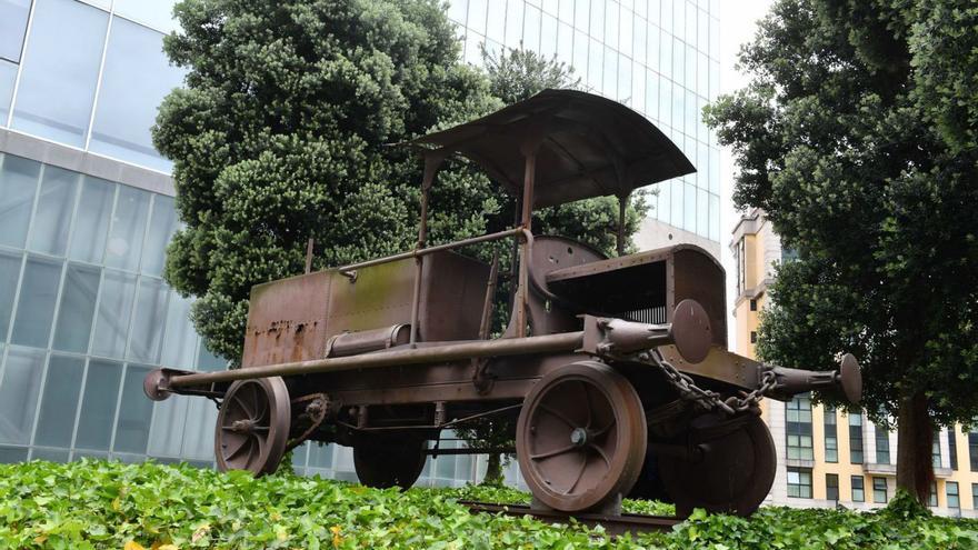 La quimera ferroviaria, en la plaza del Museo Nacional de Ciencia y Tecnología.