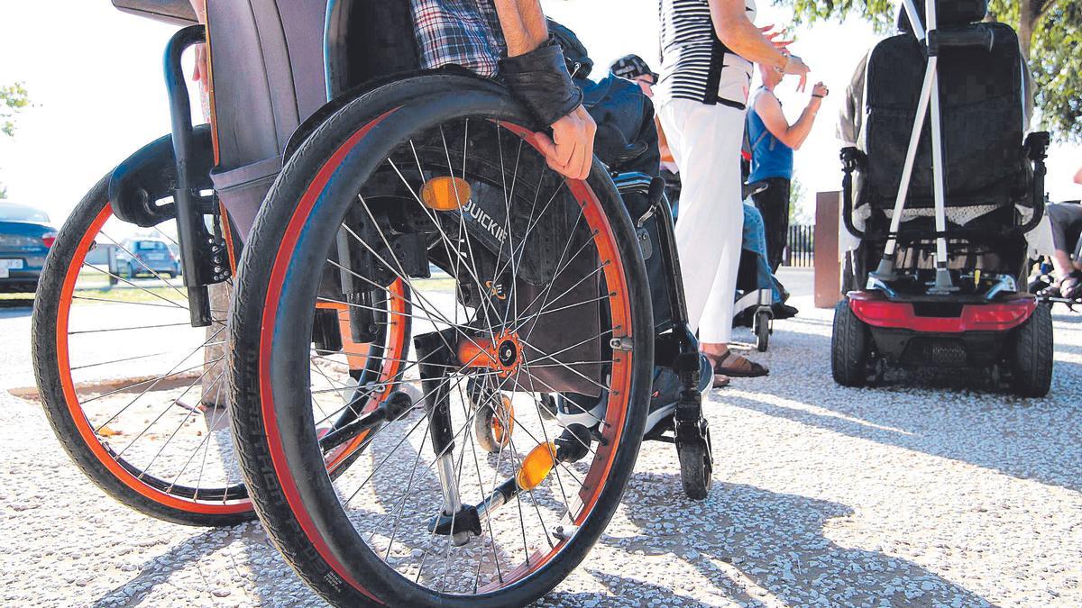 Varias personas con discapacidad, en silla de ruedas, en Córdoba.