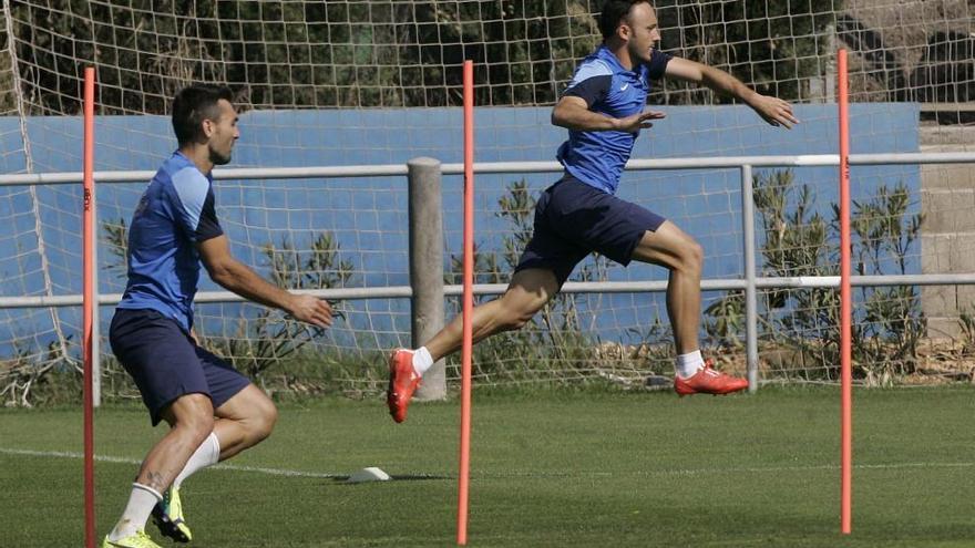 Barral y Xumetra realizan el circuito físico, ayer en el entrenamiento matinal del Levante UD.
