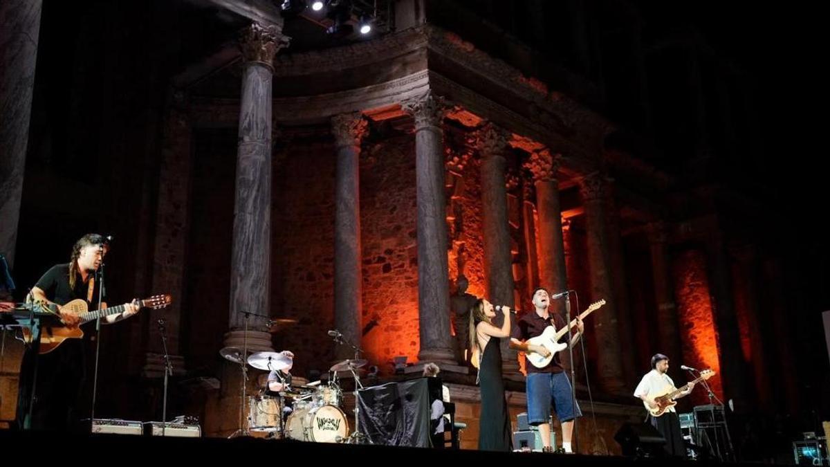 Sanguijuelas del Guadiana hace del Teatro Romano de Mérida su casa dos noches seguidas y hoy remata la fiesta por todo lo alto