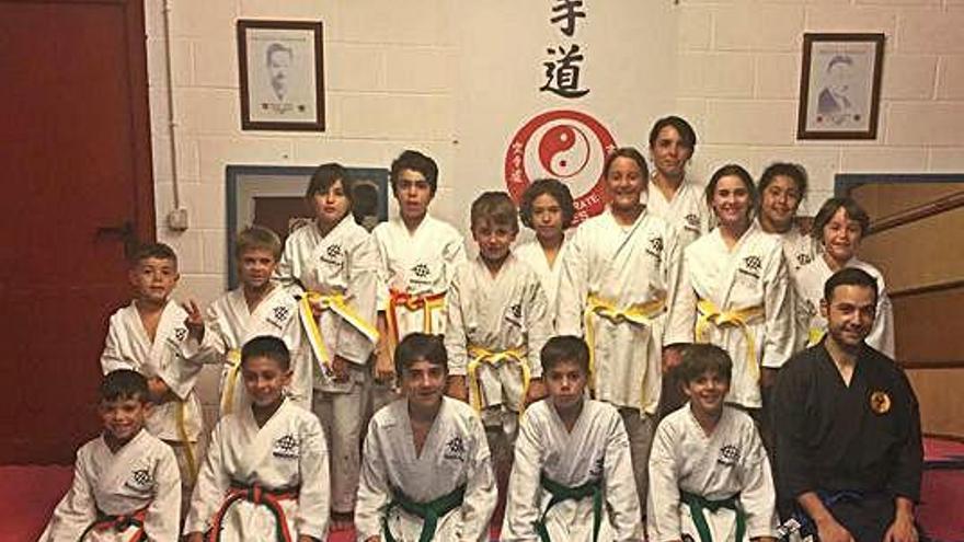 Exàmens als karatekes del Club Karate Bages