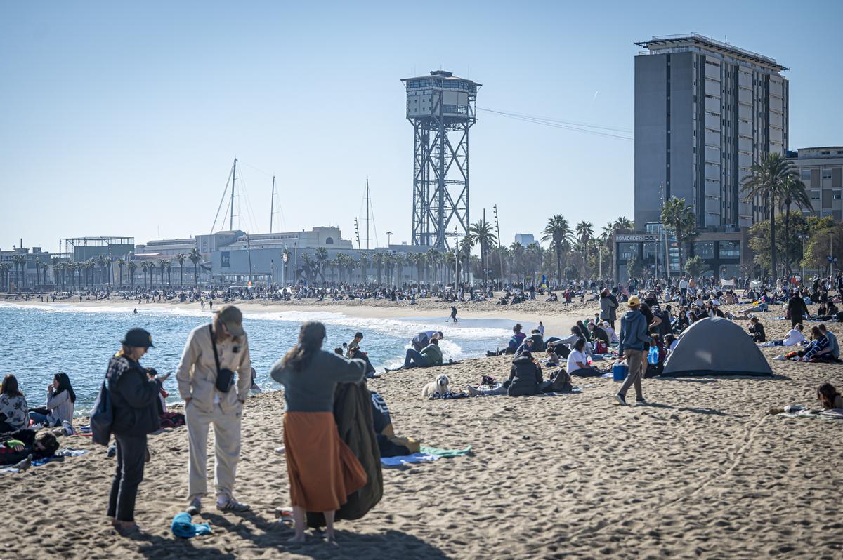 Los barceloneses acuden en masa a las playas de la ciudad para disfrutar del último día primaveral antes de la llegada del frío