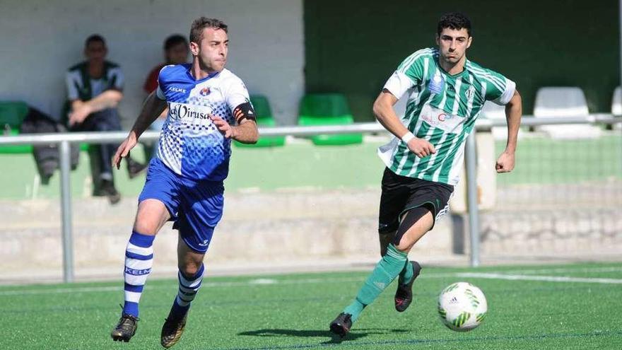 Ginés conduce el balón perseguido por el delantero del Lenense Madeira.