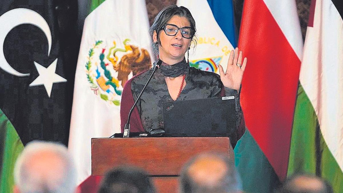 Francesca Albanese durante una conferencia en Bogotá.
