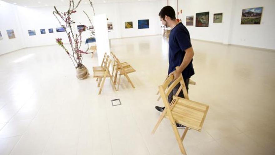 Un hombre prepara la sala de la Biblioteca Municipal de Corralejo para el casting de hoy. | fuselli