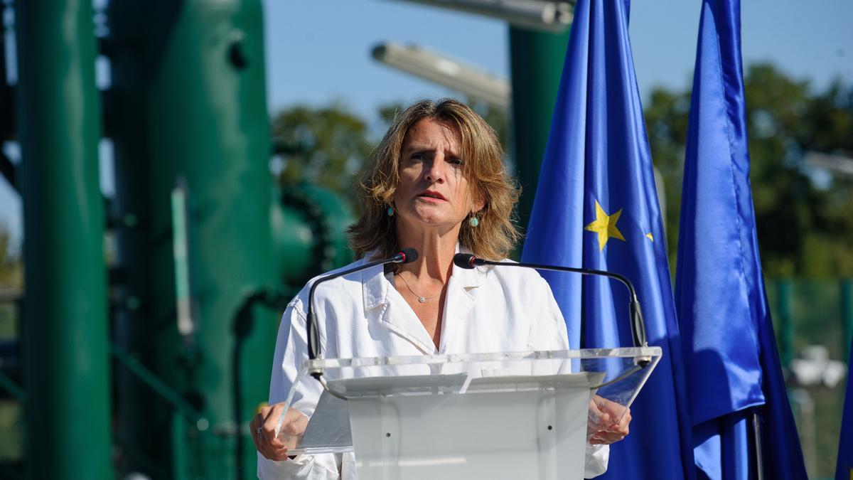 La vicepresidenta del Gobierno y ministra  para la Transición Ecológica y el Reto Demográfico, Teresa Ribera, durante la visita a la Estación de Compresión de Irún (Gipuzkoa)