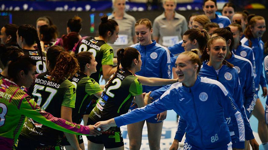 Las jugadoras del Rincón Fertilidad y del Lokomotiv de Zagreb se saludan justo antes de arrancar el partido en Ciudad Jardín