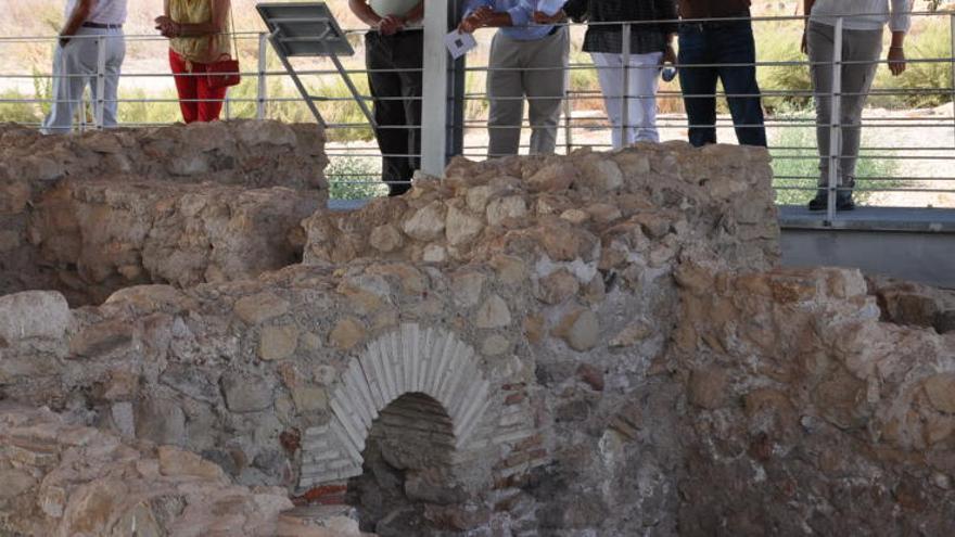 El consejero de Cultura visitó el yacimiento junto al alcalde y la directora de Bienes Culturales.