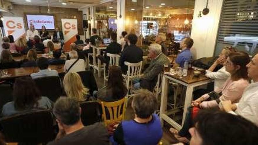 El acto de Ciudadanos, ayer, en un local de Vigo. // Alba Villar