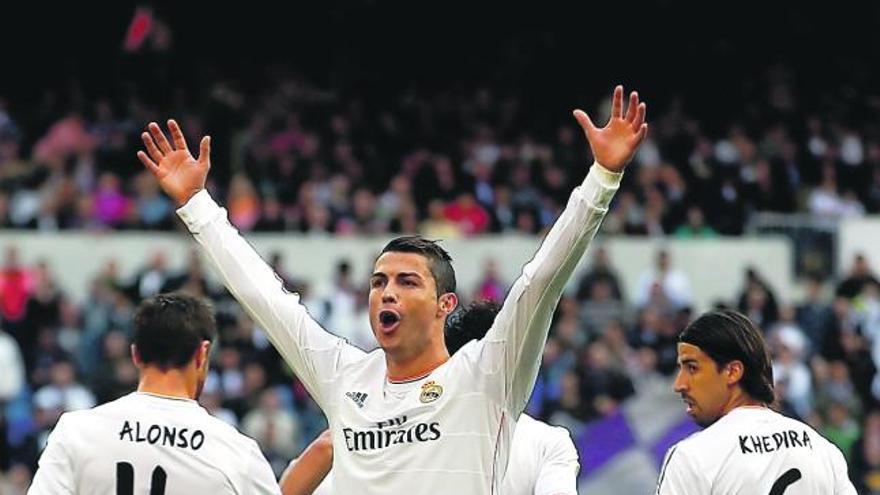 Cristiano Ronaldo celebra uno de sus goles con Xabi Alonso, Pepe y Khedira regresando a su campo. / Foto Reuters